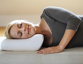 Ortopedski madrac s jastukom ublažava napetost kod osteohondroze