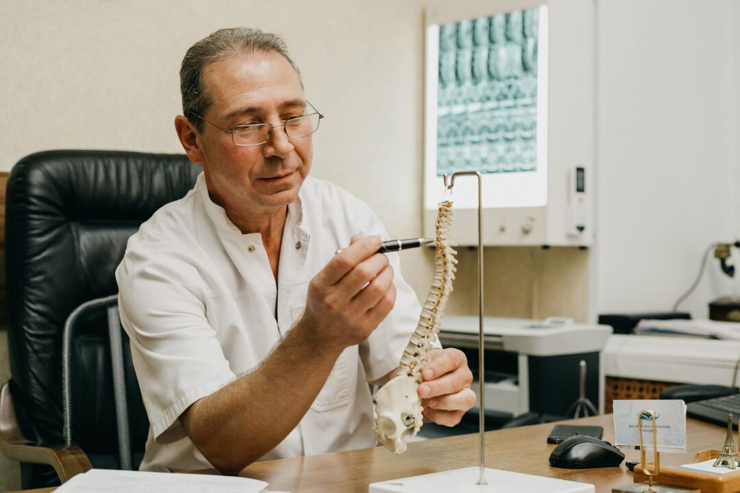 Liječnik objašnjava značajke liječenja osteohondroze torakalne kralježnice